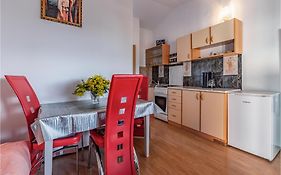 1 Bedroom Cozy Apartment In Liznjan